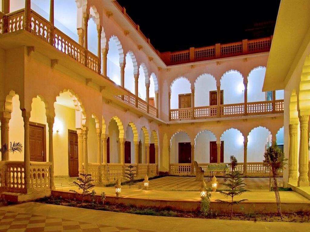 Surya Palace 4*