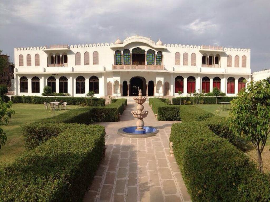 Surya Palace 4*